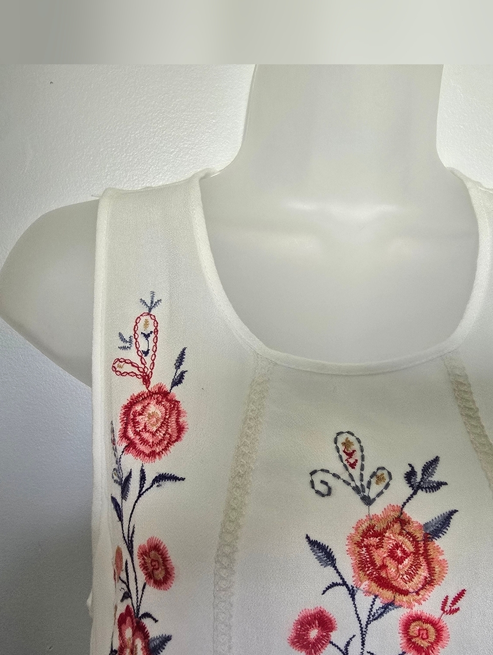 NWOT Xhilaration white sleeveless Embroidered Floral Tank Top Womens Size Medium - Picture 11 of 12